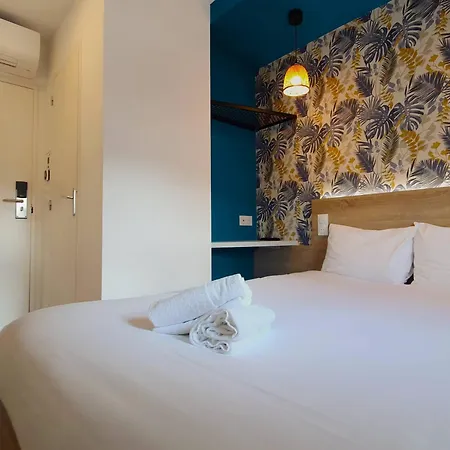 Kyriad Direct Toulon Ouest - Sur 호텔 2*